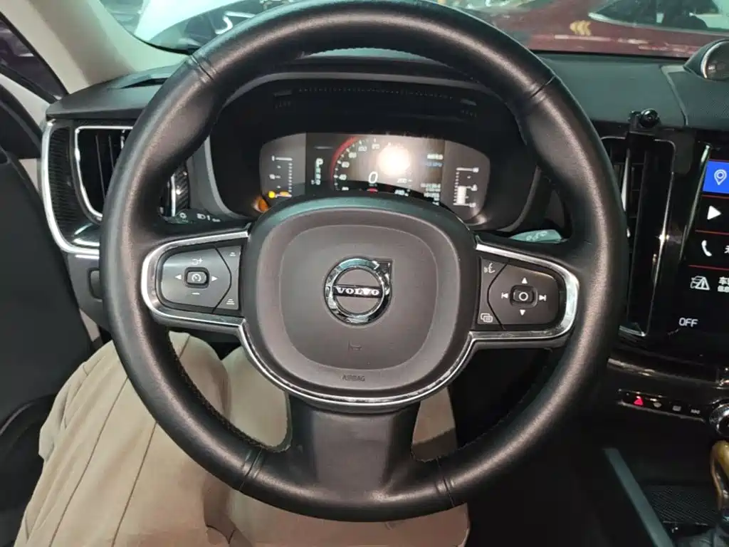 Volvo XC60 — фото 10