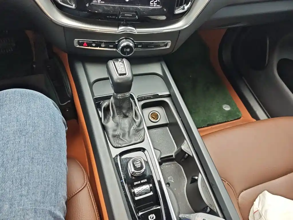 Volvo XC60 — фото 13