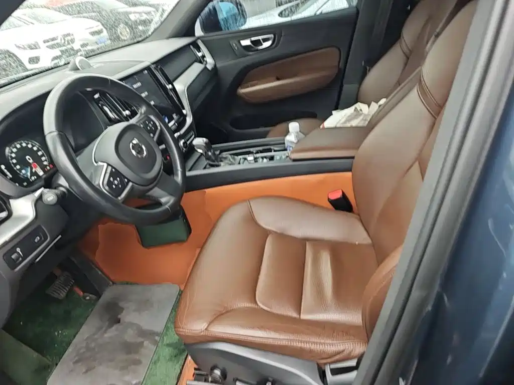Volvo XC60 — фото 14