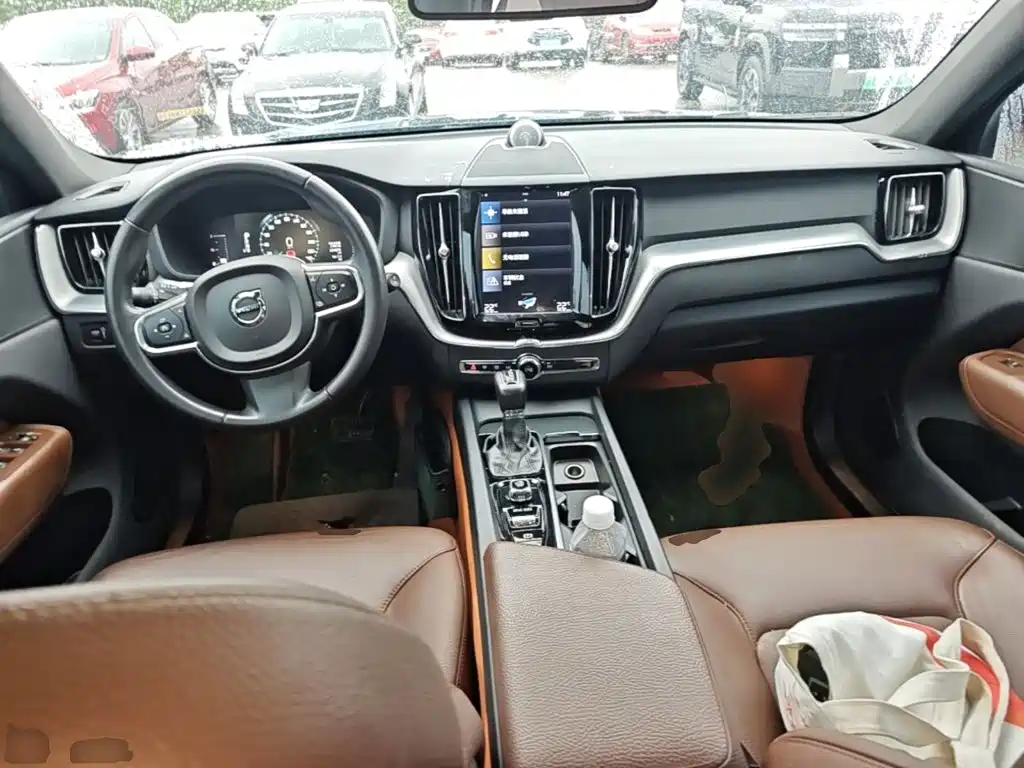 Volvo XC60 — фото 9