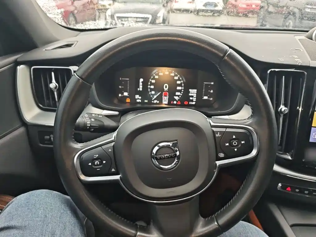 Volvo XC60 — фото 10