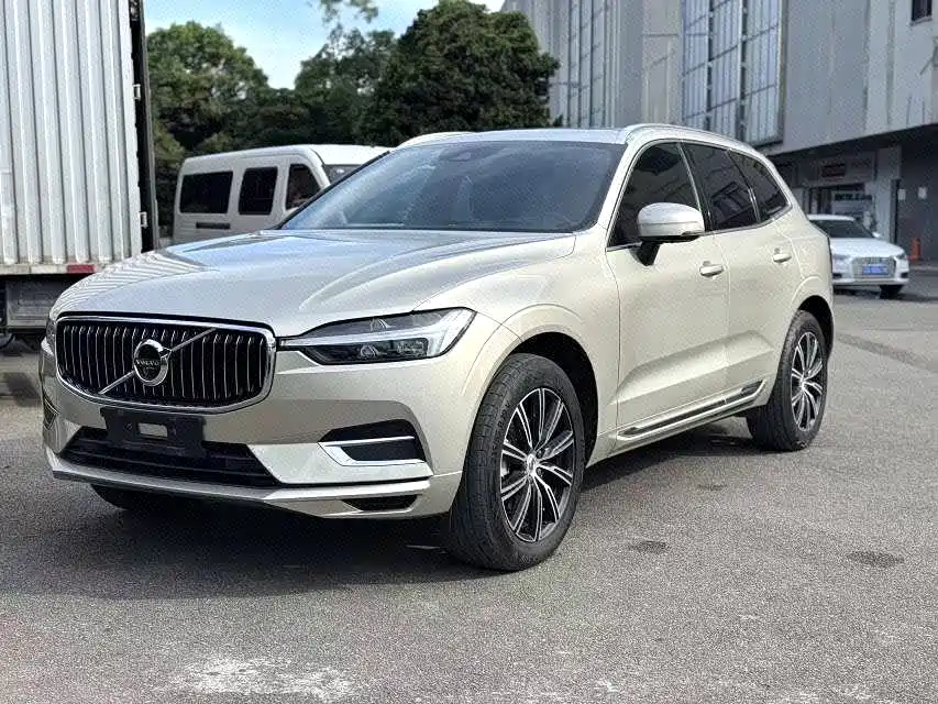 Volvo XC60 — фото 1