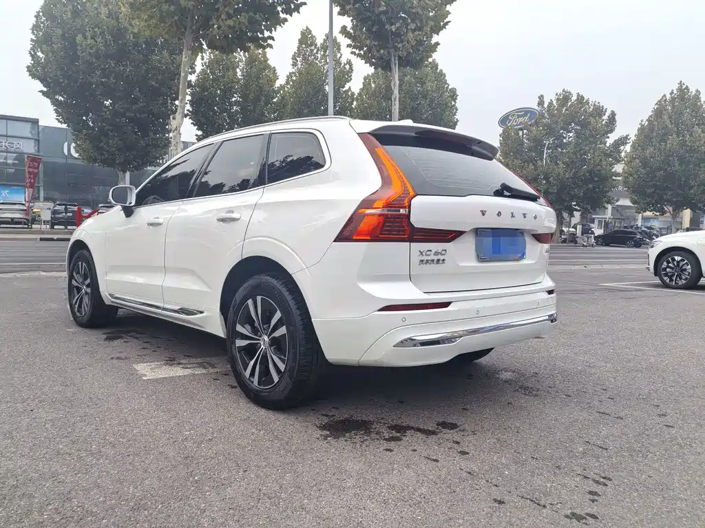 Volvo XC60 — фото 8