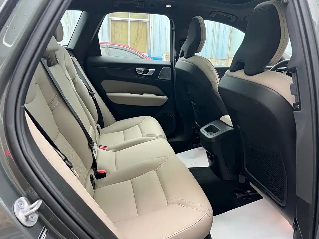 Volvo XC60 — фото 10