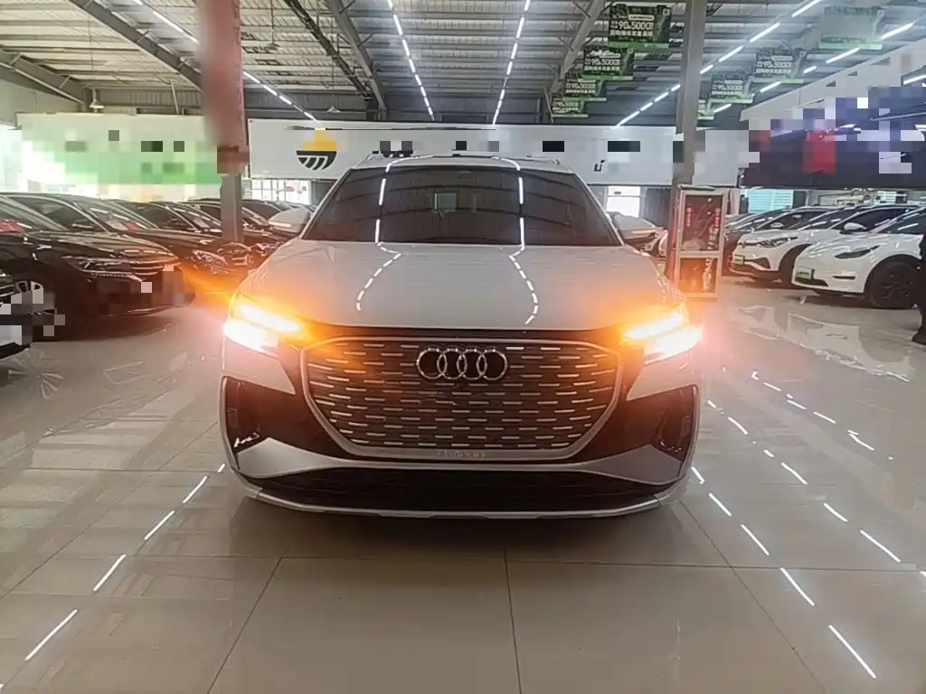 Audi Q4 e-tron — фото 2