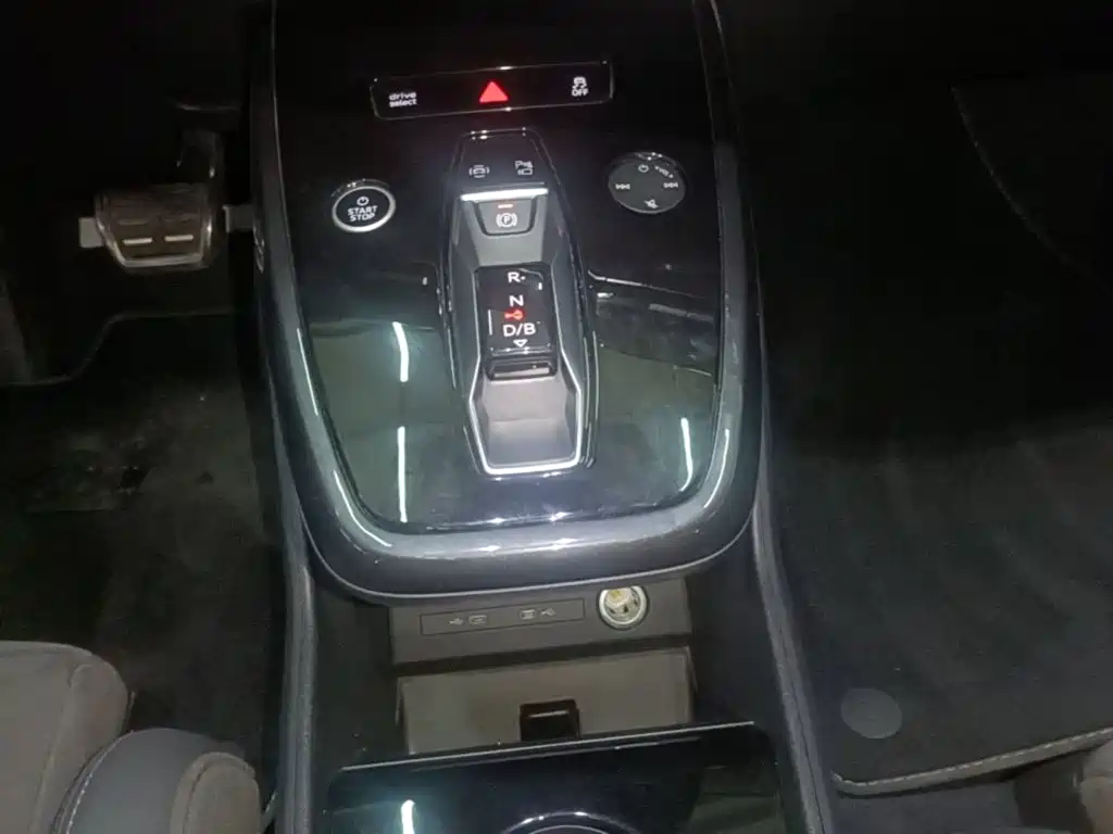 Audi Q4 e-tron — фото 13