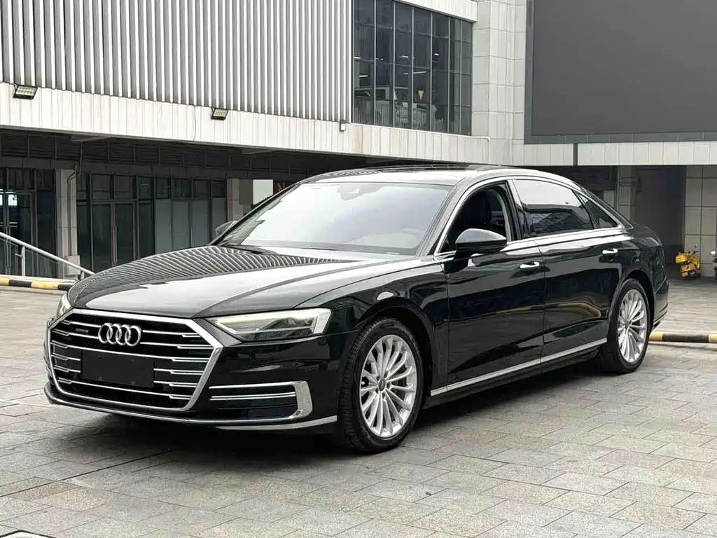 Audi A8 — фото 1