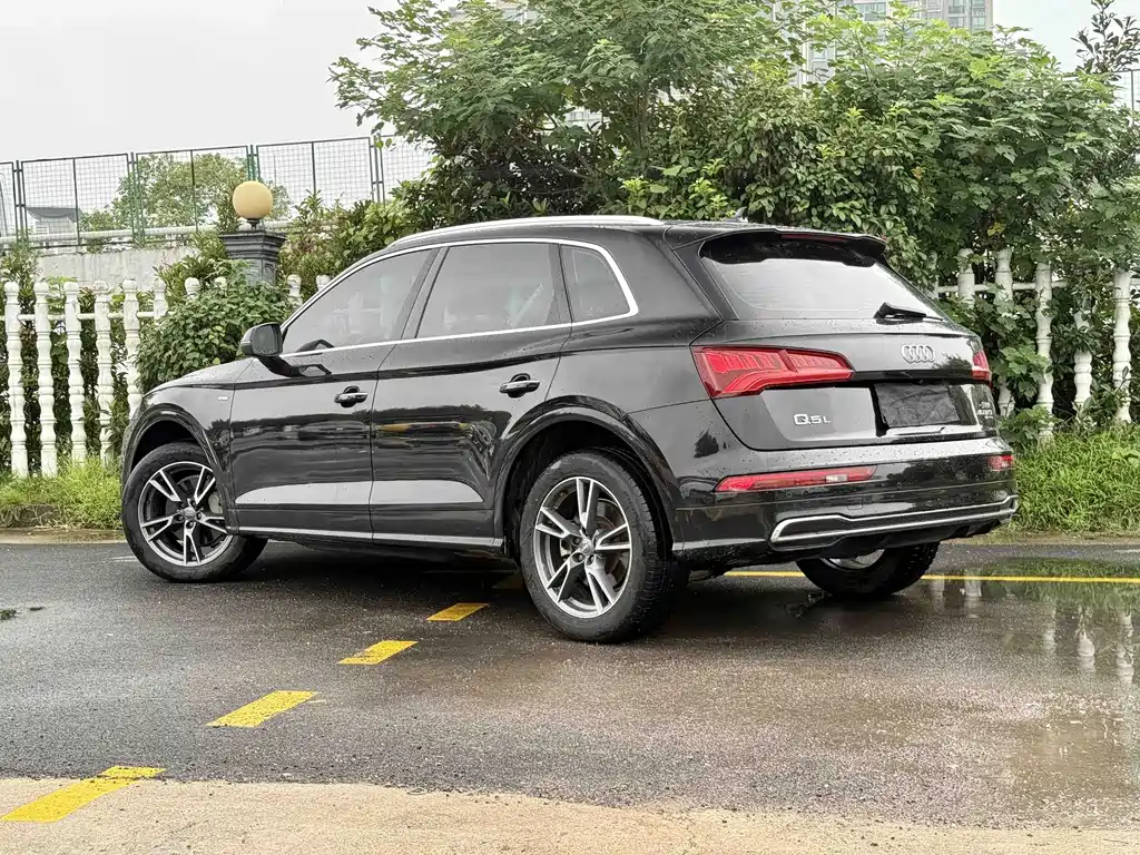 Audi Q5L — фото 10
