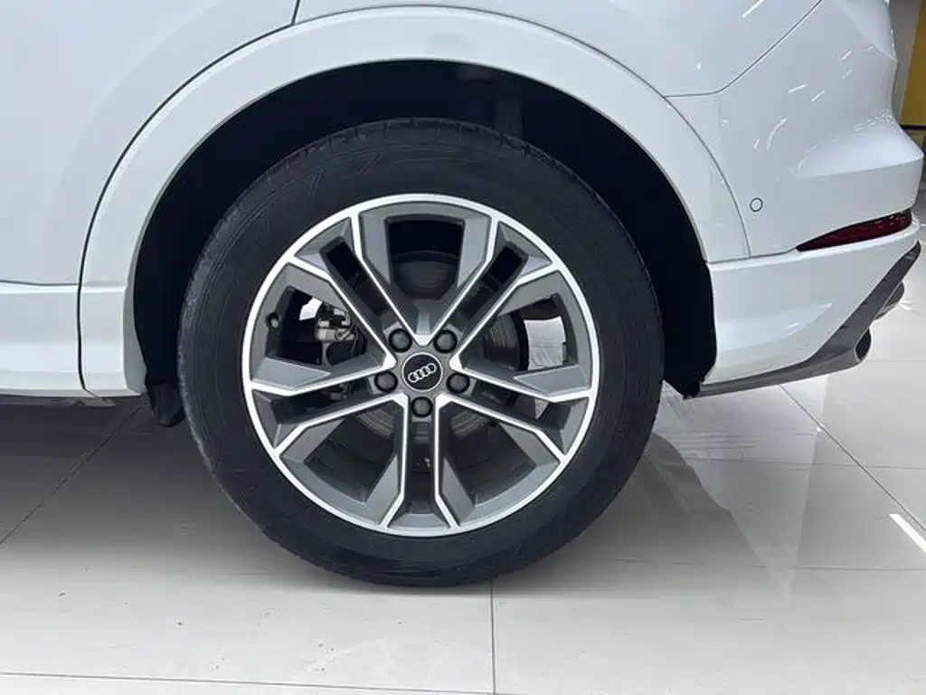 Audi Q3 — фото 11