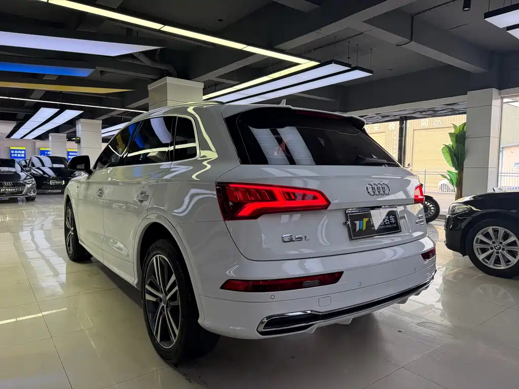 Audi Q5L — фото 5