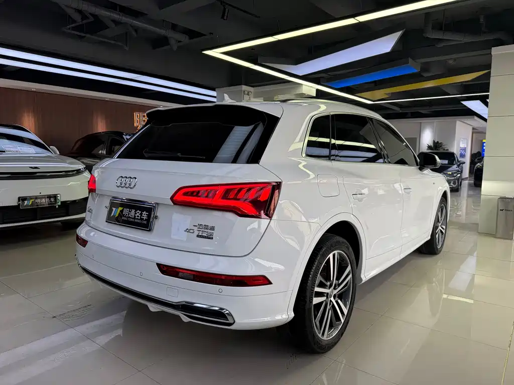 Audi Q5L — фото 6