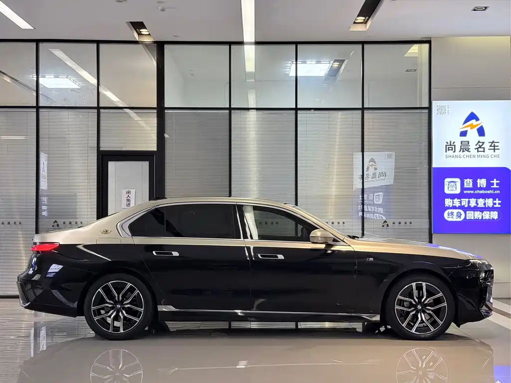 BMW 7 Series — фото 17