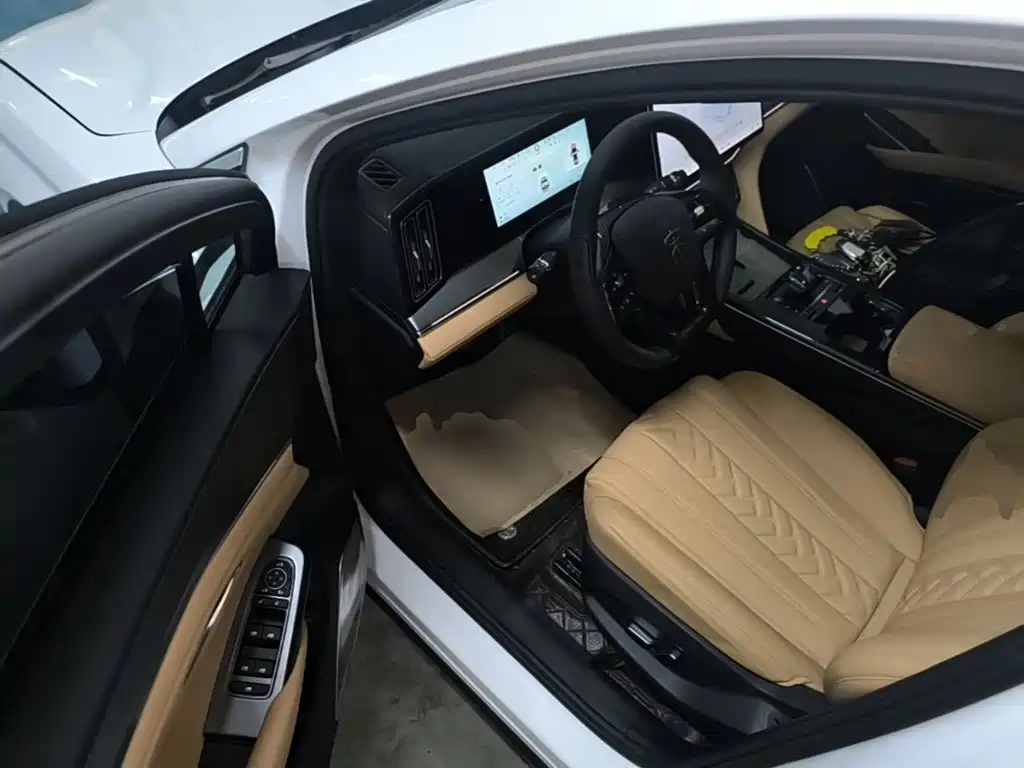 BYD L DM-i — фото 16