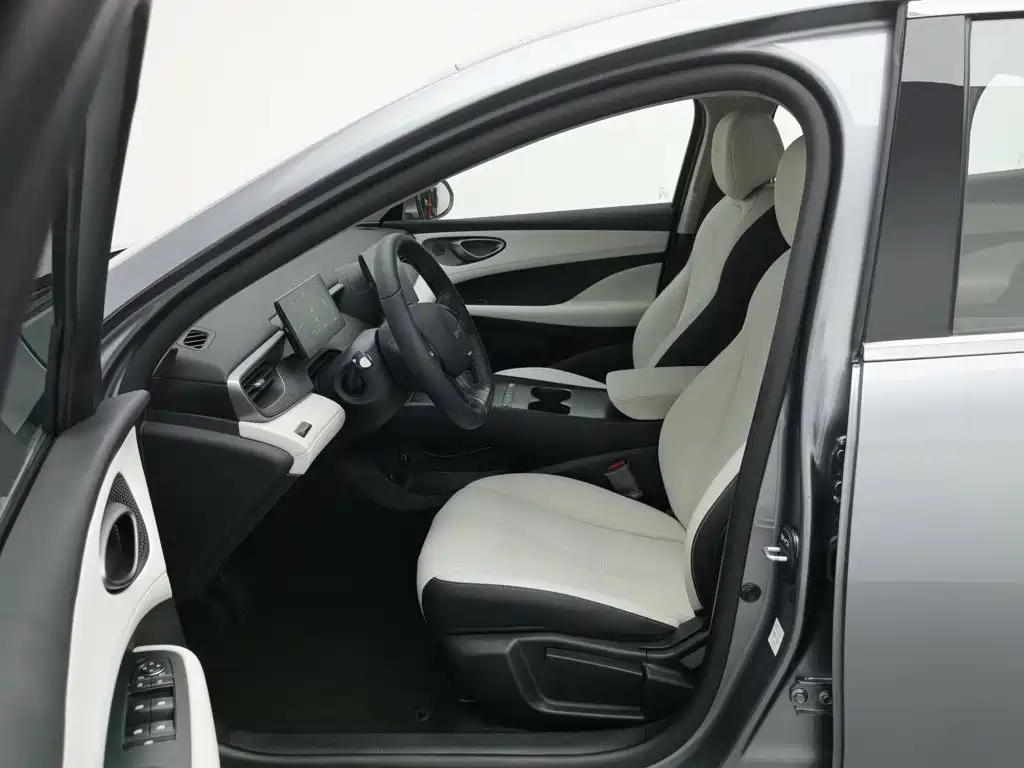 BYD Seal 05 DM-i — фото 10