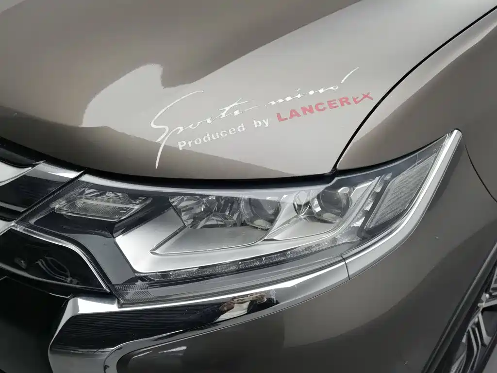 Mitsubishi Outlander — фото 7