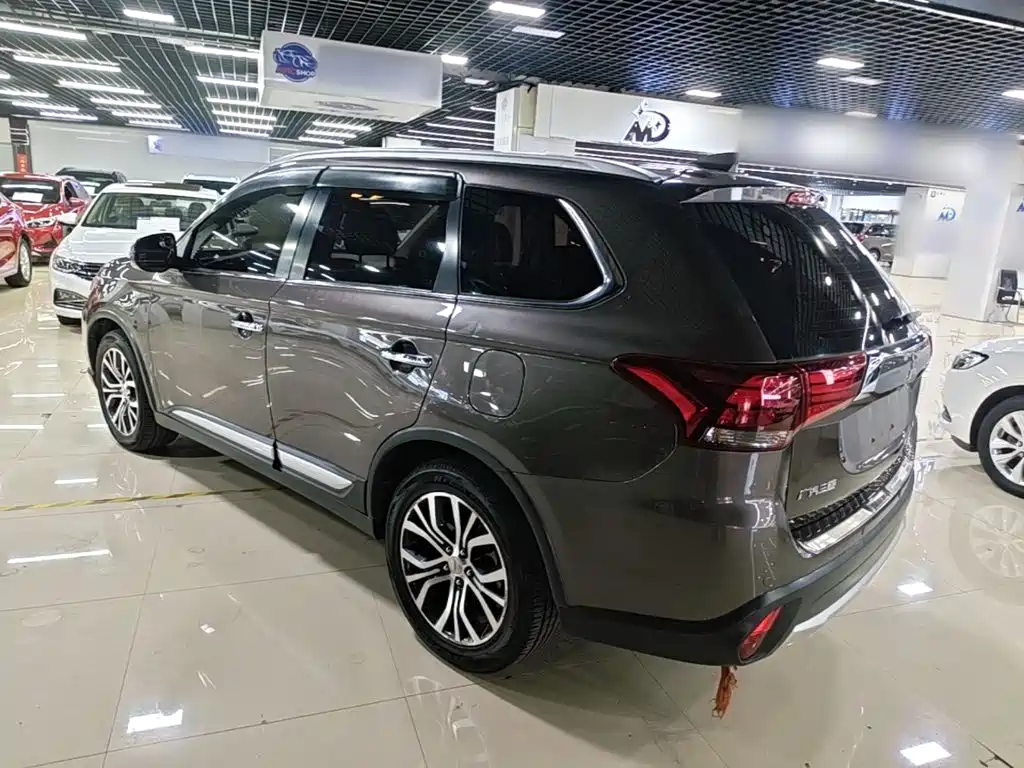 Mitsubishi Outlander — фото 4