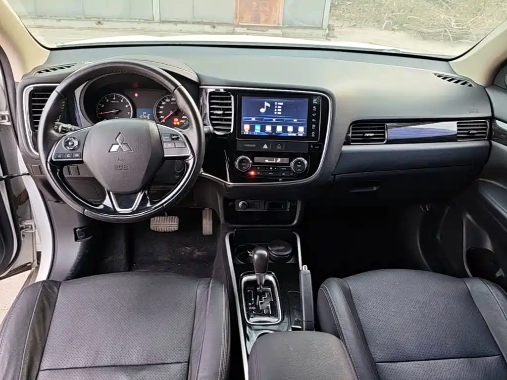 Mitsubishi Outlander — фото 9