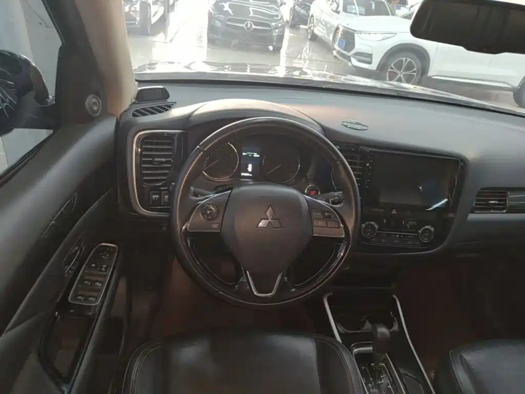Mitsubishi Outlander — фото 10