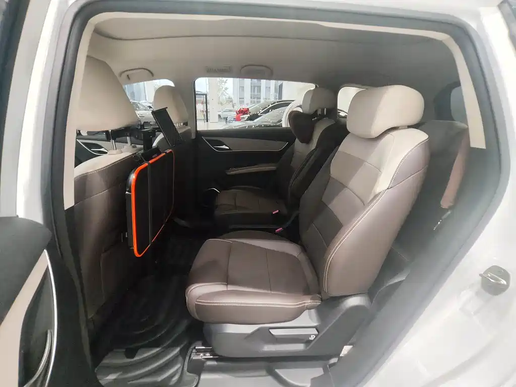 BYD MAX New Energy — фото 13