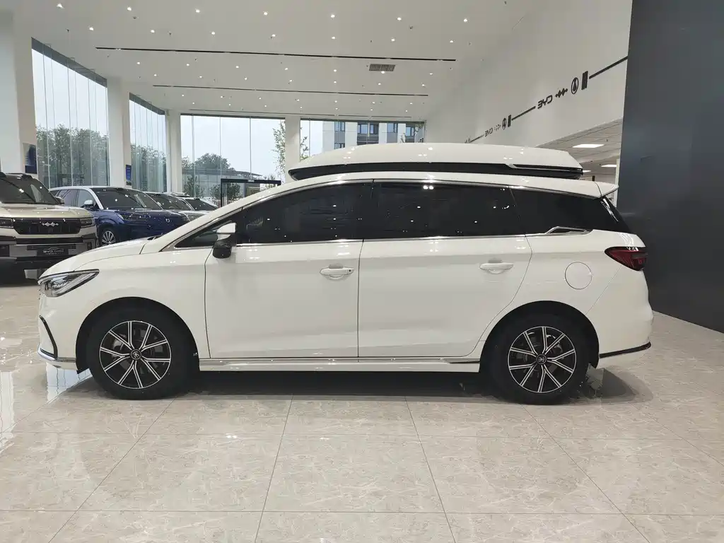 BYD MAX New Energy — фото 8