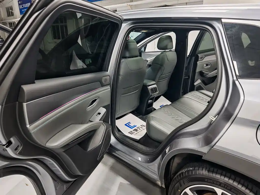 BYD L DM-i — фото 9