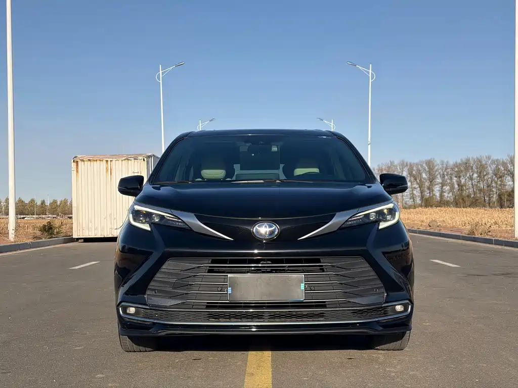 Toyota Sienna — фото 2