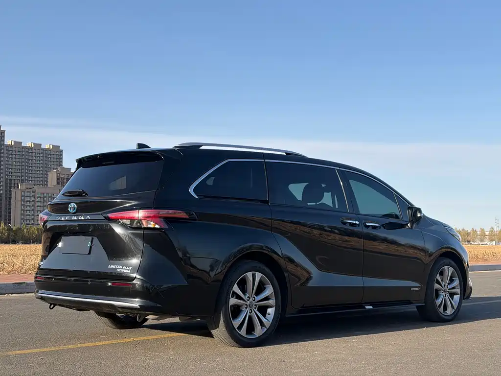 Toyota Sienna — фото 4