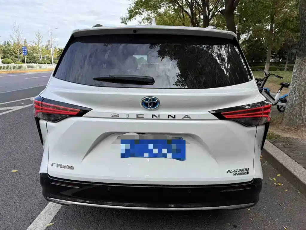 Toyota Sienna — фото 3