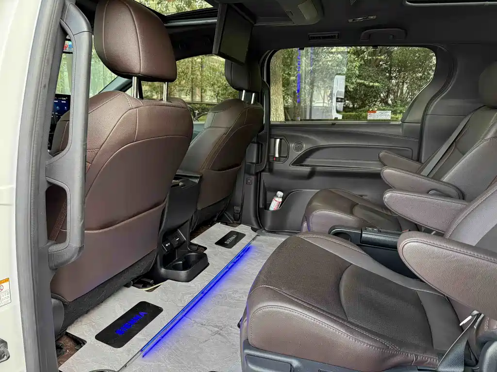 Toyota Sienna — фото 4