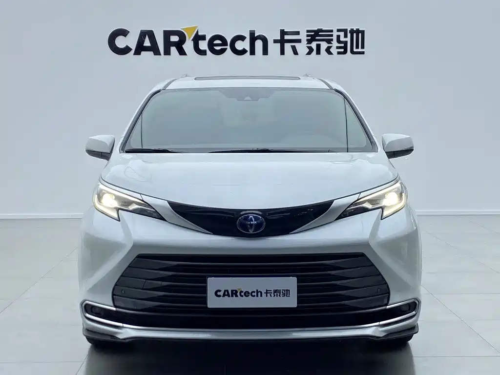 Toyota Sienna — фото 2