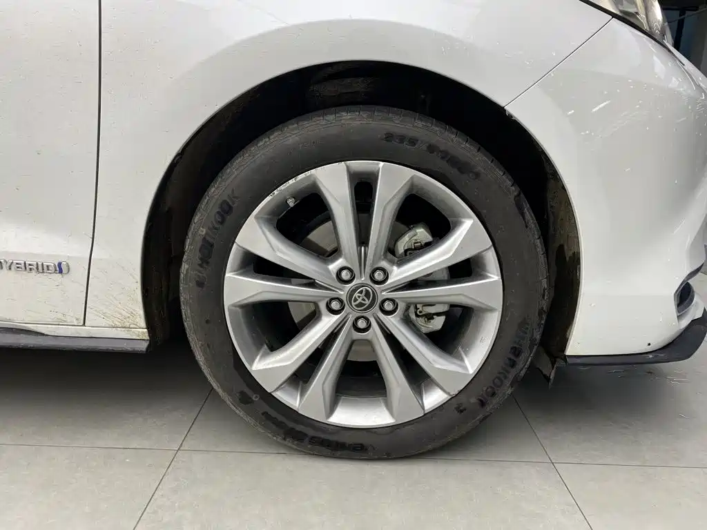Toyota Sienna — фото 7