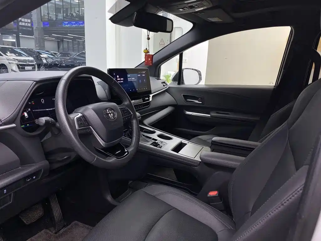 Toyota Sienna — фото 10