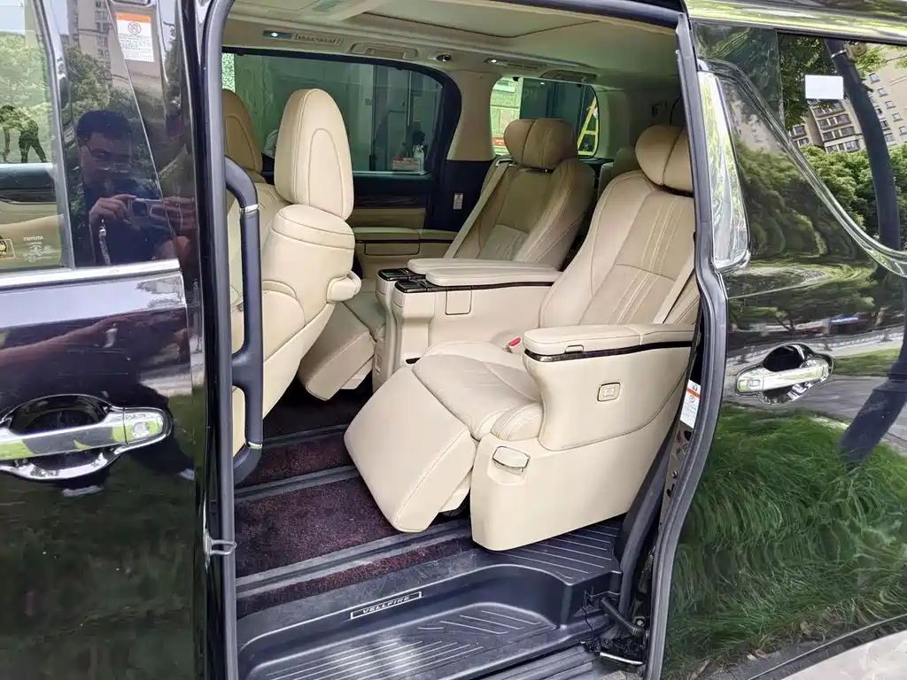 Toyota Vellfire — фото 10