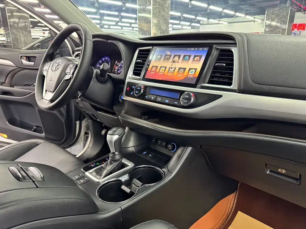 Toyota Highlander — фото 10