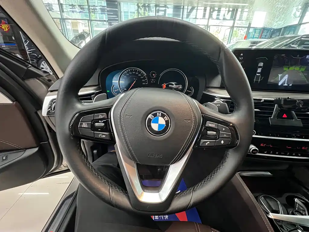 BMW 5 Series — фото 14