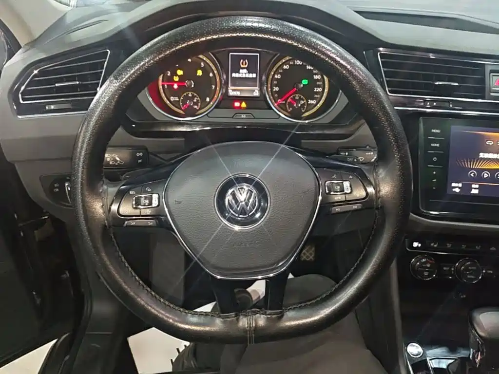 Volkswagen Tiguan L — фото 10