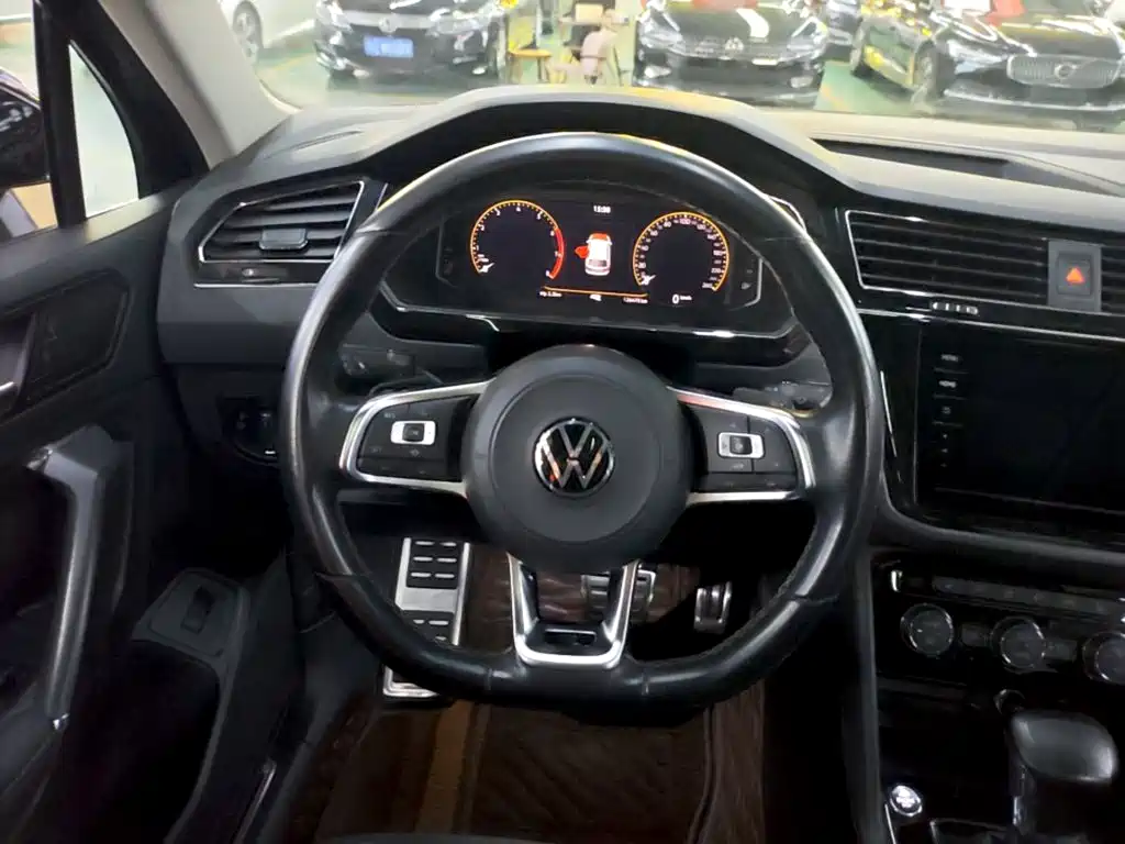 Volkswagen Tiguan L — фото 10