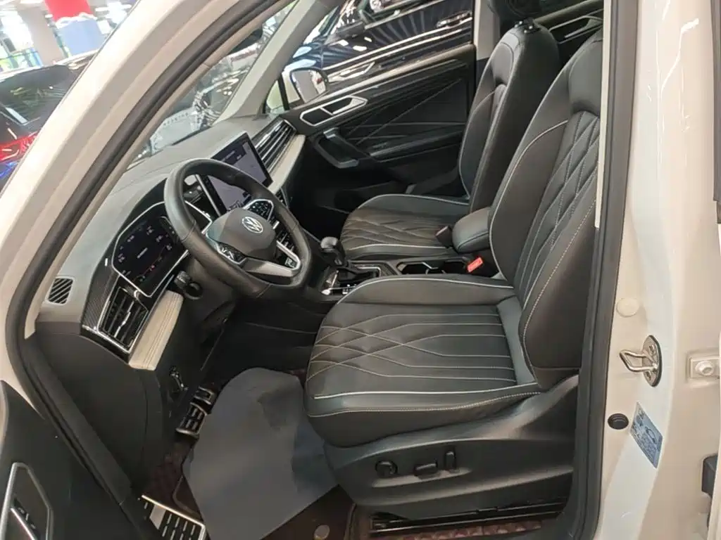 Volkswagen Tiguan L — фото 14