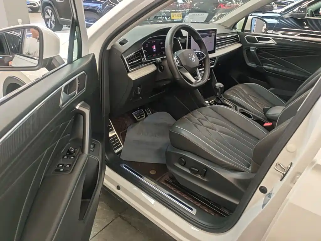 Volkswagen Tiguan L — фото 15