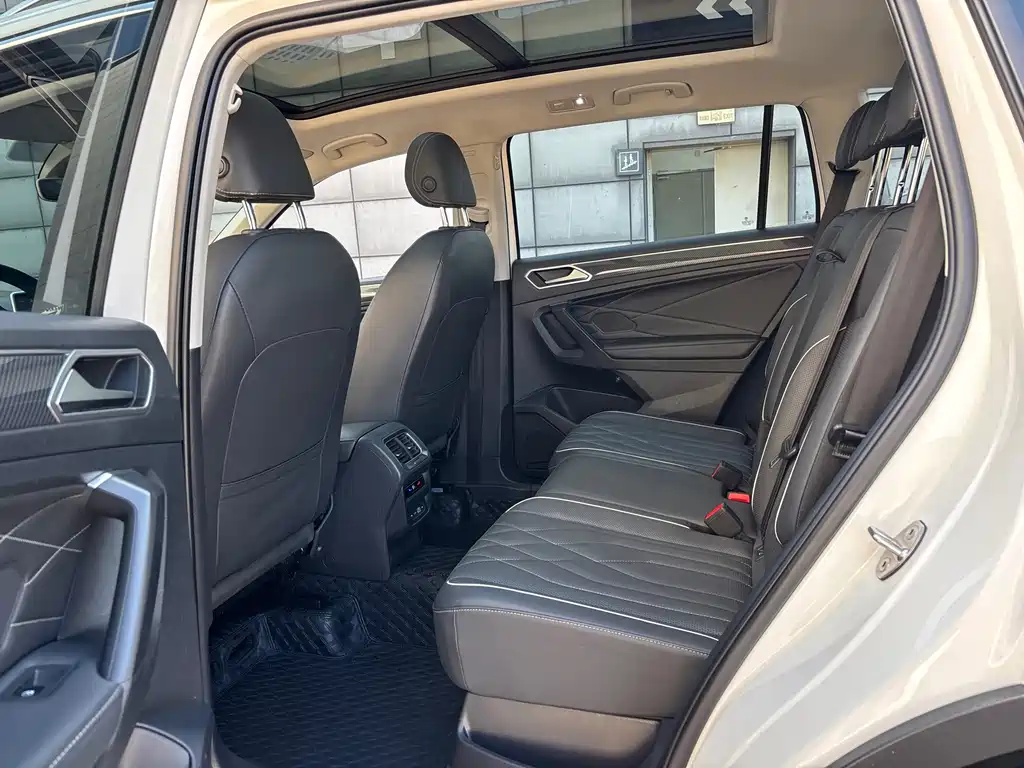 Volkswagen Tiguan L — фото 11