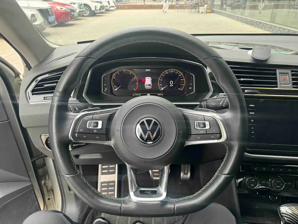 Volkswagen Tiguan L — фото 6