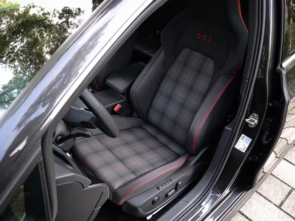 Volkswagen Golf GTI — фото 11