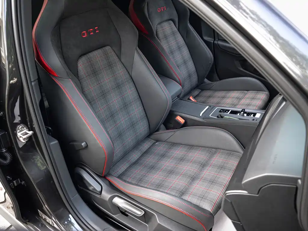 Volkswagen Golf GTI — фото 13