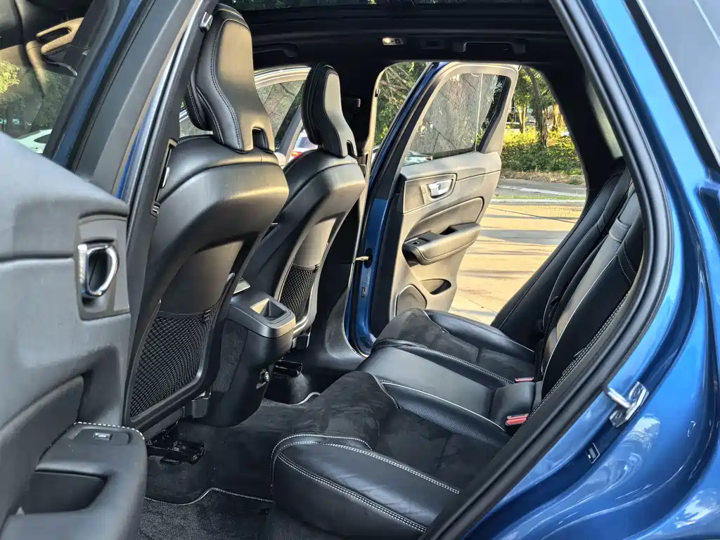 Volvo XC60 — фото 11