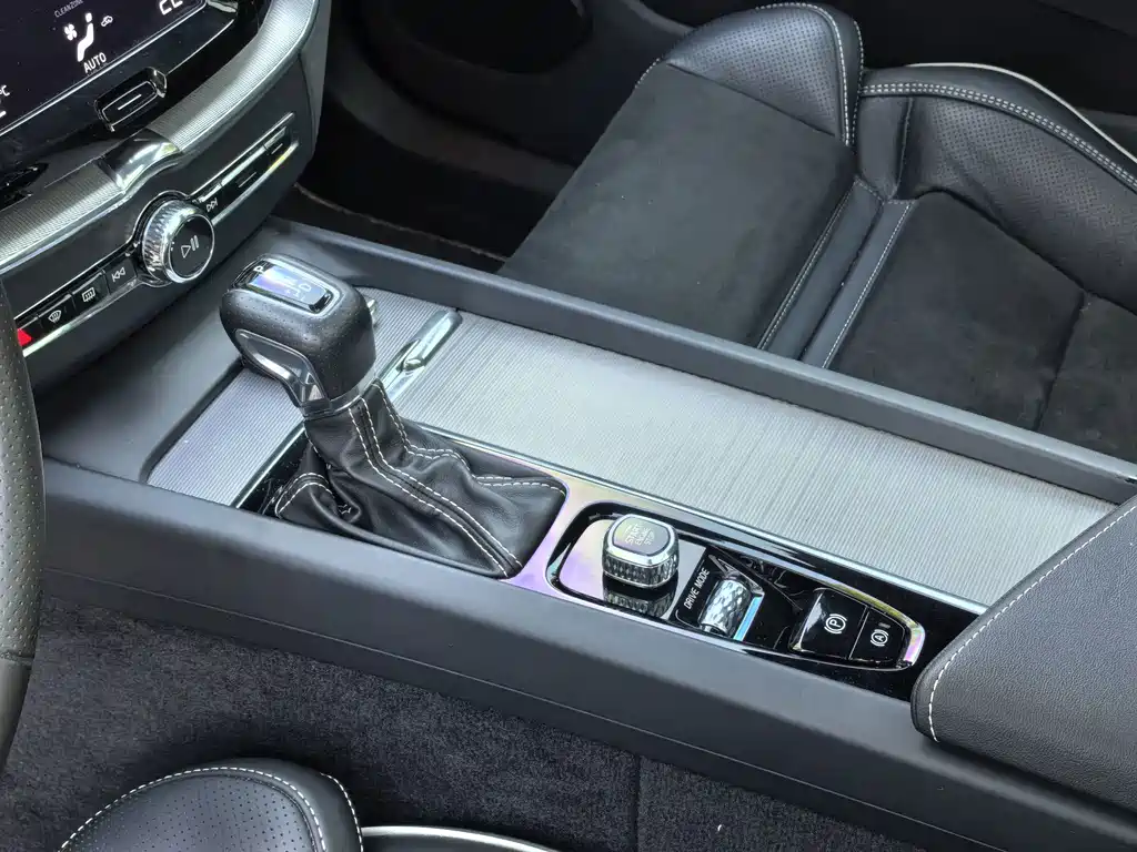 Volvo XC60 — фото 9