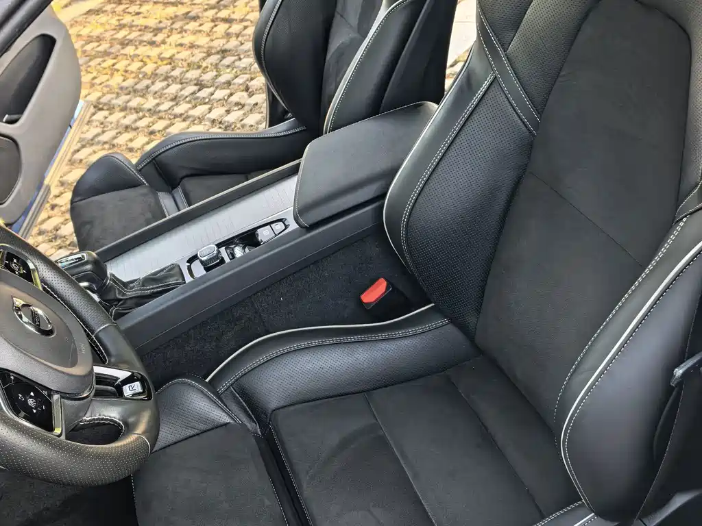 Volvo XC60 — фото 10