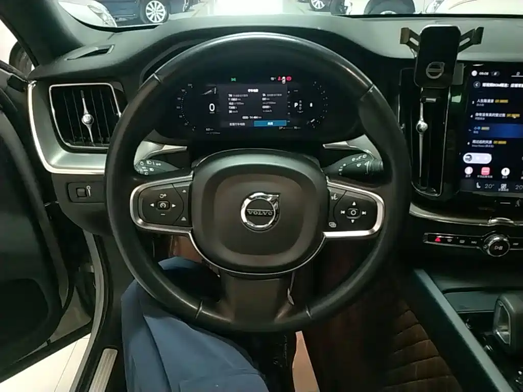 Volvo XC60 — фото 10