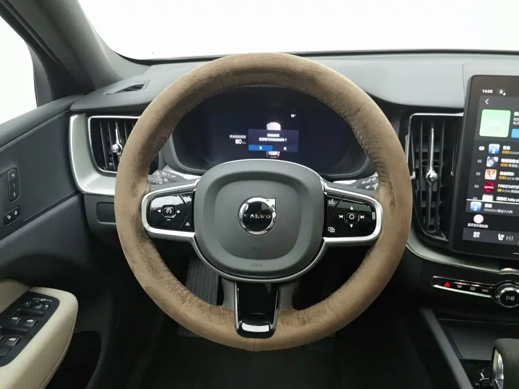 Volvo XC60 — фото 11