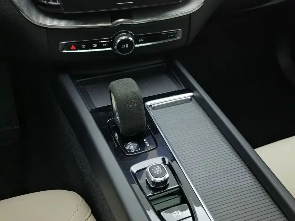 Volvo XC60 — фото 13