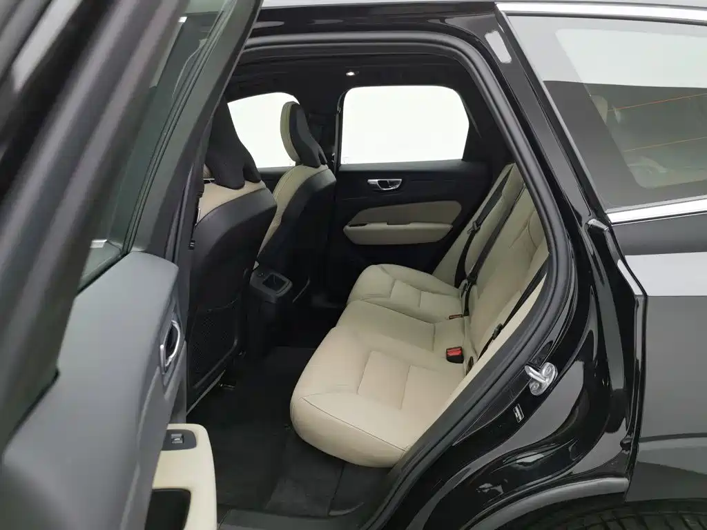 Volvo XC60 — фото 15